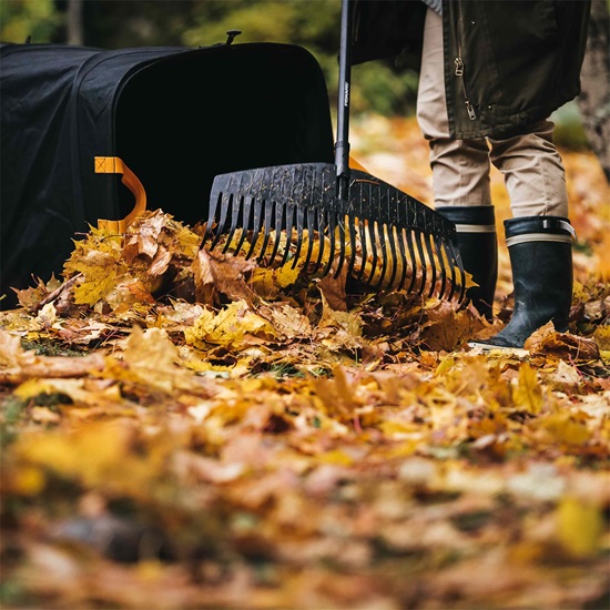 Plastové hrábě Fiskars Solid L 520 mm s násadou 1750 mm (KP-1003465)