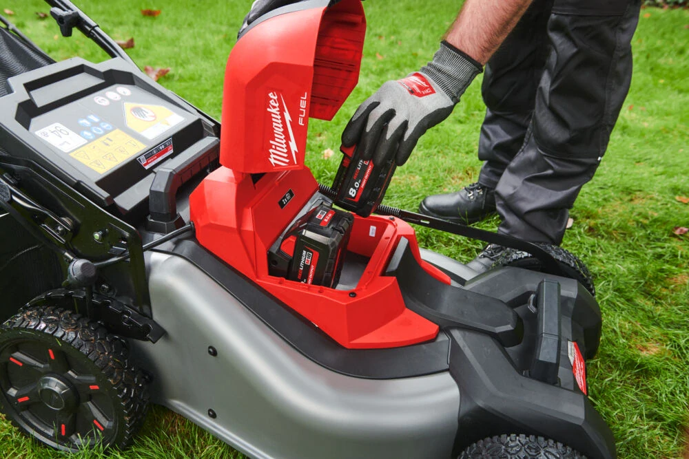 Sekačka s pojezdem Milwaukee M18F2LM46 (4933492010)