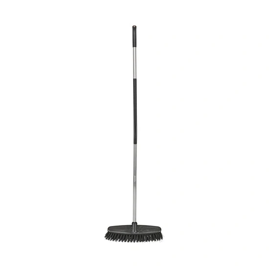 Koště se zahnutou násadou Fiskars Ergonomic™ (1077114)