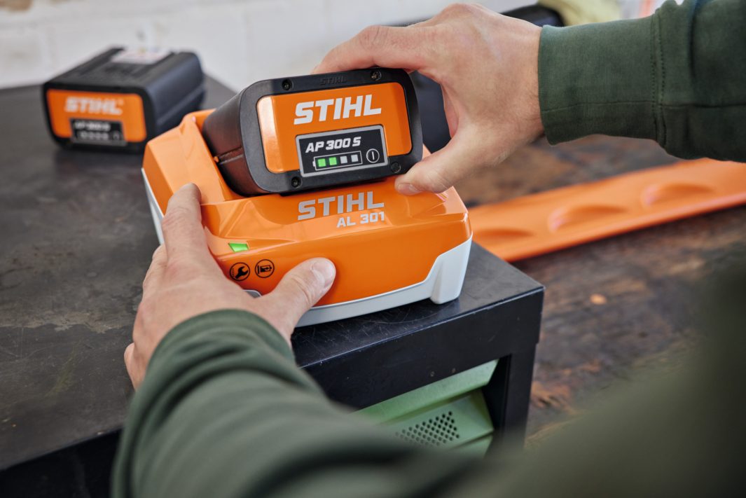 Rychlonabíječka STIHL AL 301 (EA094305500)