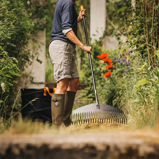 Plastové hrábě Fiskars Solid L 520 mm s násadou 1750 mm (KP-1003465)