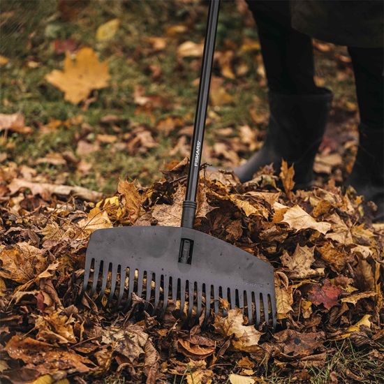Plastové hrábě Fiskars Solid M 440 mm s násadou 1690 mm (KP-1063090)