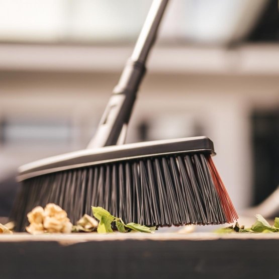 Univerzální koště Fiskars Solid™ (M) (1025921)