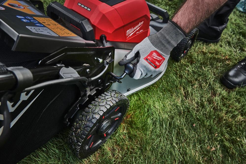 Sekačka s pojezdem Milwaukee M18F2LM46 (4933492010)