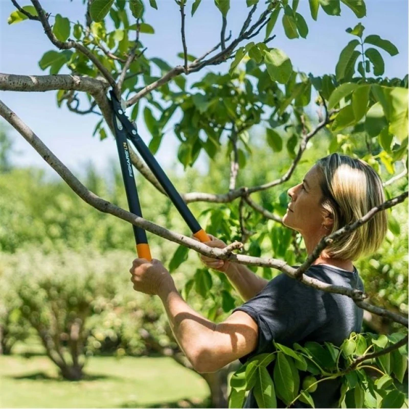 Nůžky na silné větve Fiskars PowerGear™ převodové, dvoučepelové, háková hlava (M) L74 (1000582)