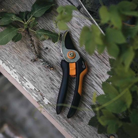 Zahradní nůžky Solid™, dvoučepelové P321 (M) Fiskars (1057162)