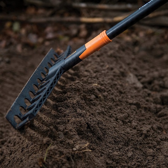 Hrábě univerzální Fiskars Solid™ (1003466)