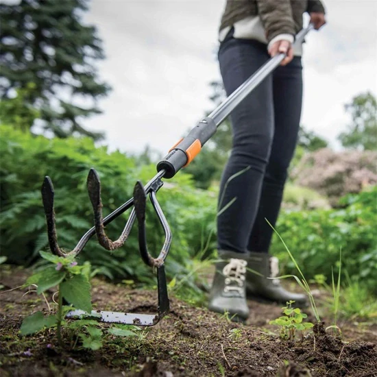 Kultivátor Fiskars QuikFit™ s motyčkou (1000681)