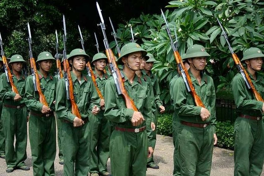 Helma VIETCONG TROPIC s odznakem