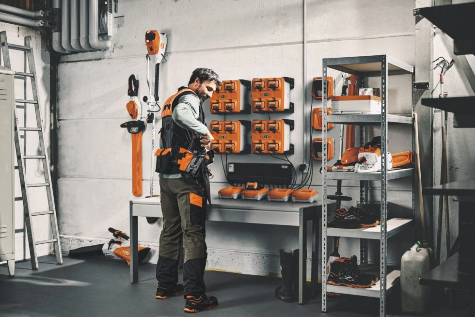 CR 6 Držák na nabíječky STIHL (EA080180300)