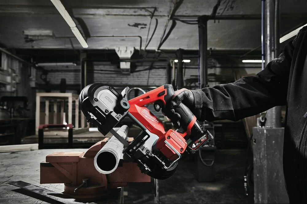 Milwaukee M12 FBS64-402C pásová pila 2× 4 Ah