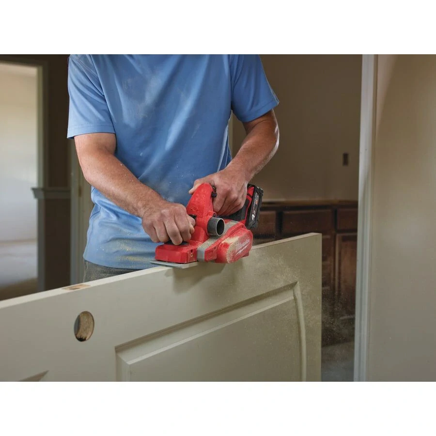 Milwaukee M18 BP-402C hoblík 2× 4,0 Ah