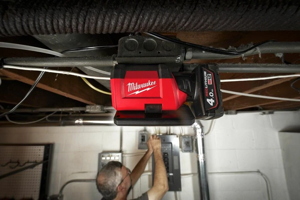 Milwaukee M12 PAL-0 pracovní svítilna 700 lm