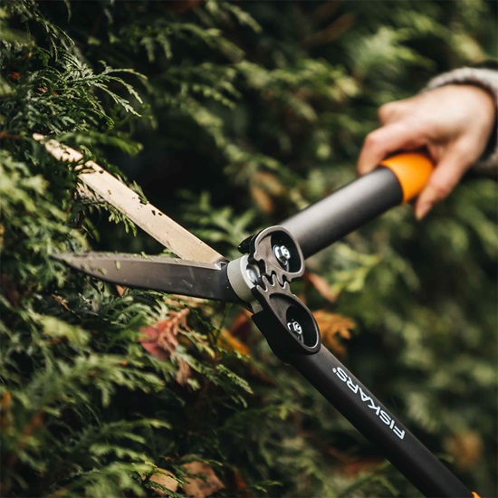 Nůžky na živý plot se zubovým převodem Fiskars PowerGear™ HS72 (1000596)