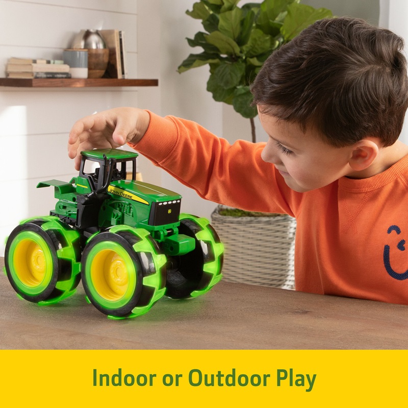Kombajn John Deere Monster s velkými svítícími pneumatikami Tomy (46434)