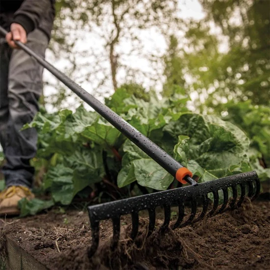 Zahradní univerzální hrábě Fiskars Solid™ (1016036)
