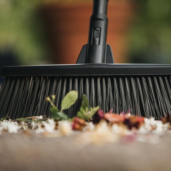 Univerzální koště Fiskars Solid™ (M) (1025921)