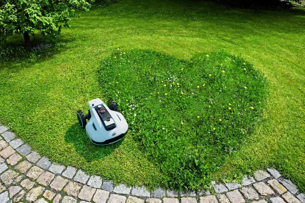 Robotická sekačka Mammotion YUKA 2000 bez koše, model 2025