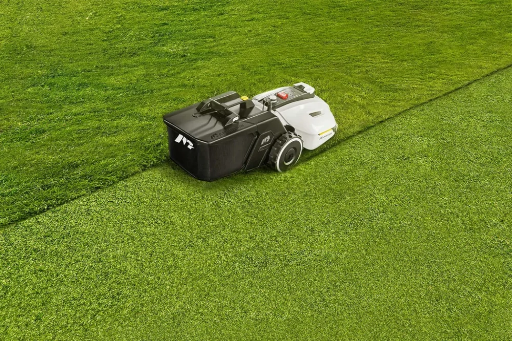 Robotická sekačka Mammotion YUKA 2000 s košem, model 2025