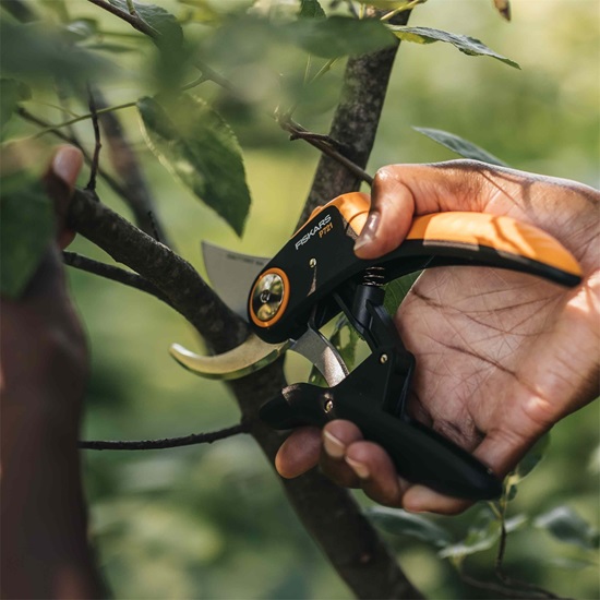 Zahradní nůžky Plus™, dvoučepelové P721 Fiskars (1057170)