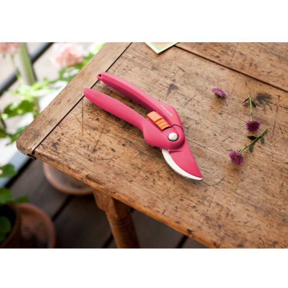 Dvoubřitové zahradní nůžky Fiskars Inspiration™ Ruby P26 (1003657)
