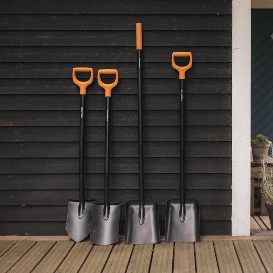Lopata Fiskars Solid™ s rovným držadlem (1066720)