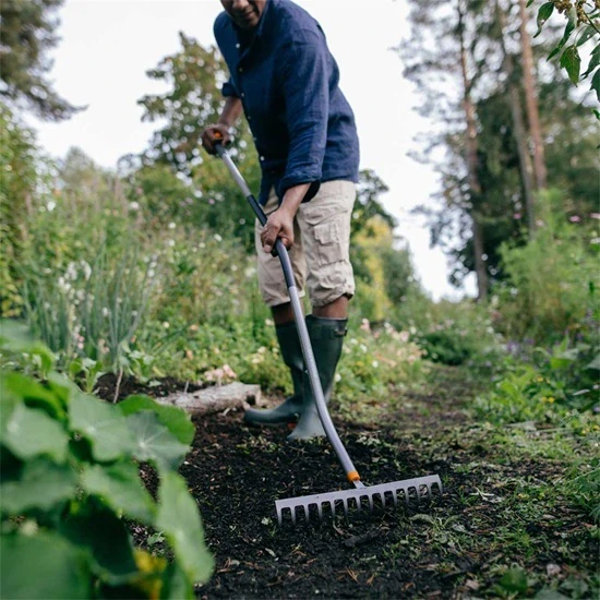 Hrábě na půdu se zahnutou násadou Fiskars Ergonomic™ (1077112)