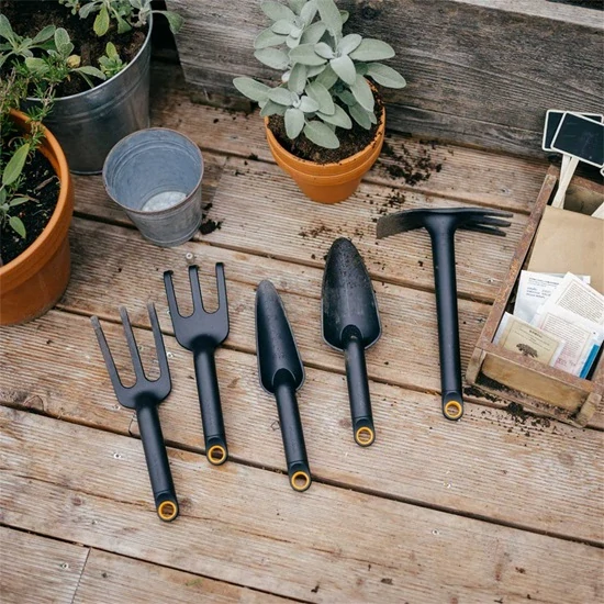 Přesazovací lopatka Fiskars Solid™ (1072101)