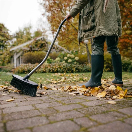 Koště se zahnutou násadou Fiskars Ergonomic™ (1077114)