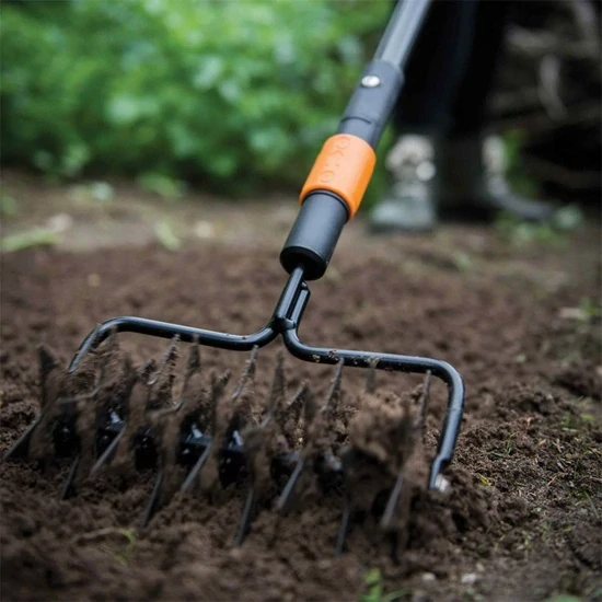 Provzdušňovač trávníku Fiskars QuikFit™ (1000689)