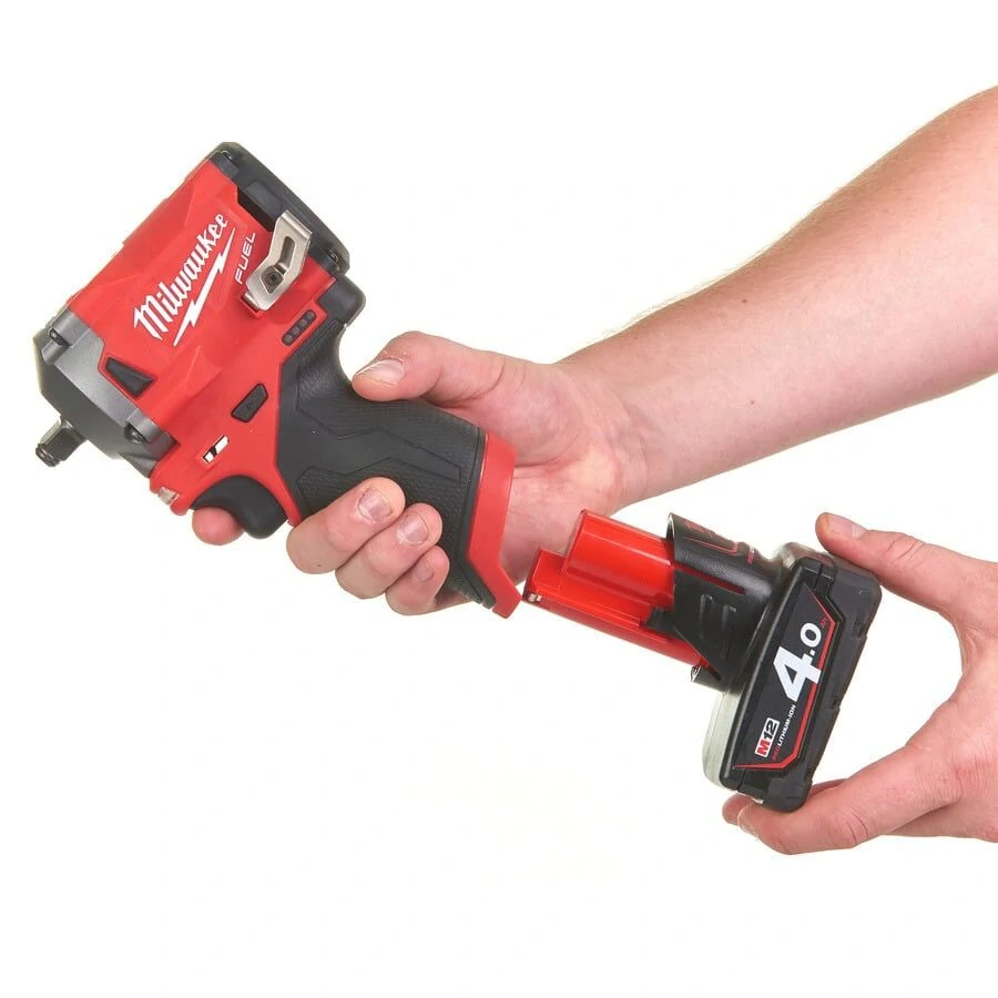 Milwaukee M12FIW38-422X FUEL™ 3/8" rázový utahovák 4,0 + 2,0 Ah