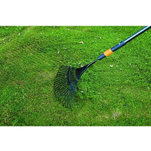 Hrábě Fiskars QuikFit™ na listí, kovové (1000644)