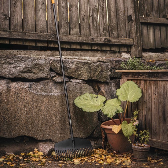 Plastové hrábě Fiskars Solid M 440 mm s násadou 1690 mm (KP-1063090)