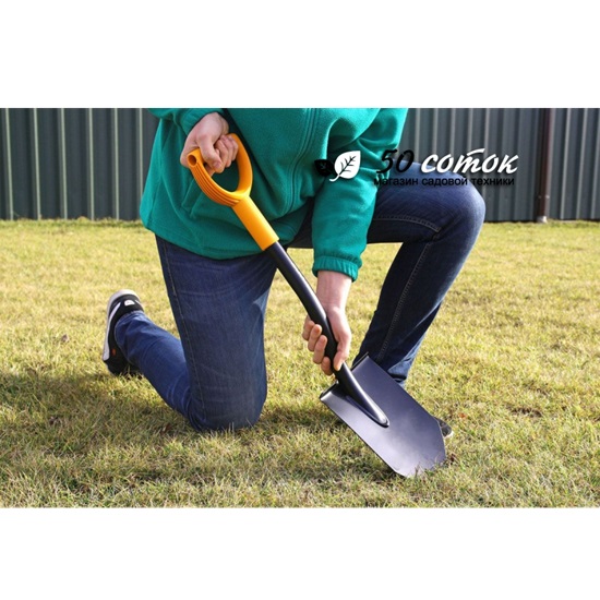 Rýč do auta Fiskars Solid™ (1066715)