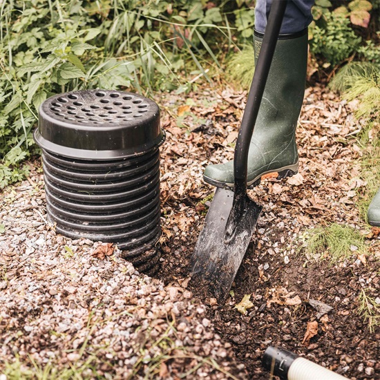 Rýč Fiskars ErgonomicTM Pro - drenážní, černý (1066709)