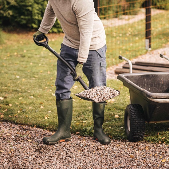 Lopata Fiskars ErgonomicTM Pro - na beton černá (1066713), 