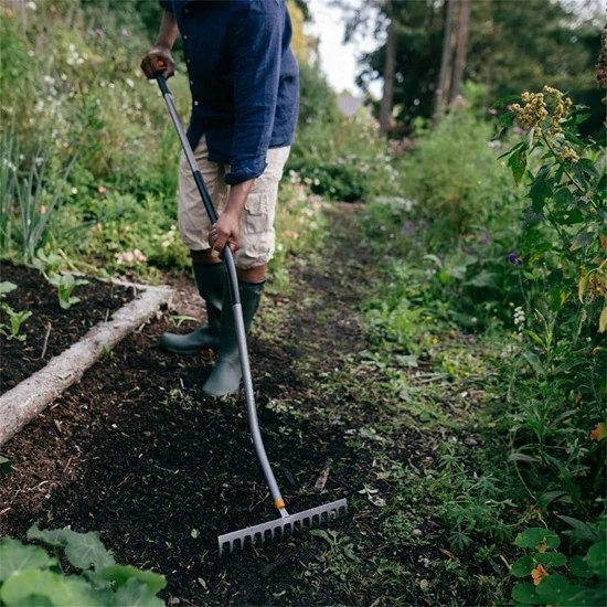 Hrábě na půdu se zahnutou násadou Fiskars Ergonomic™ (1077112)