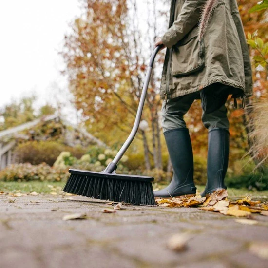 Koště se zahnutou násadou Fiskars Ergonomic™ (1077114)