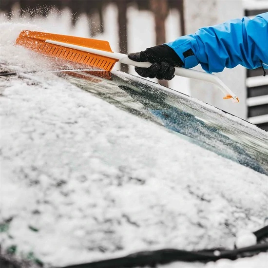 Škrabka na led se smetáčkem do auta Fiskars SnowXpert™ (1019352)