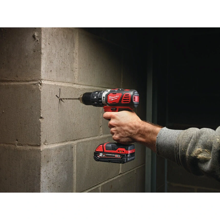 Milwaukee M18 BPD-202C aku příklepová vrtačka 50 Nm, 2× 2,0 Ah