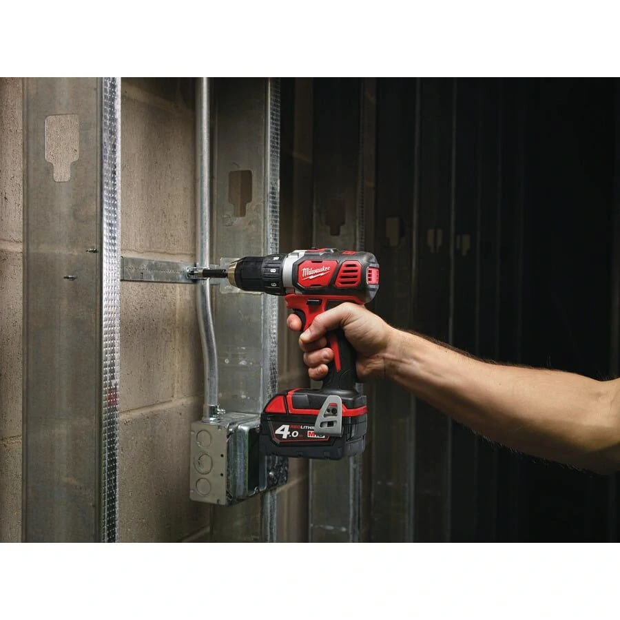 Milwaukee M18 BDD-402C aku vrtačka 60 Nm, 2× 4,0 Ah