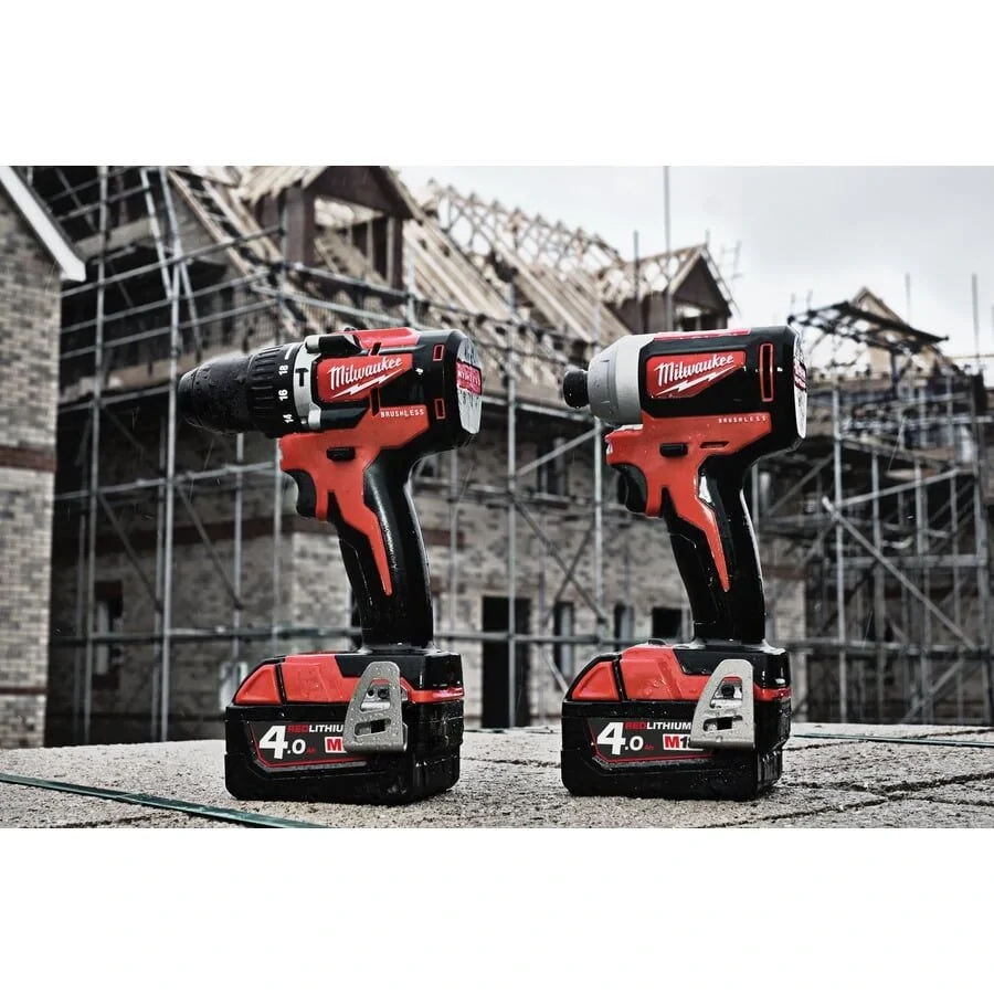 Milwaukee M18 CBLPD-402C kompaktní aku příklepová vrtačka 2x 4,0 Ah