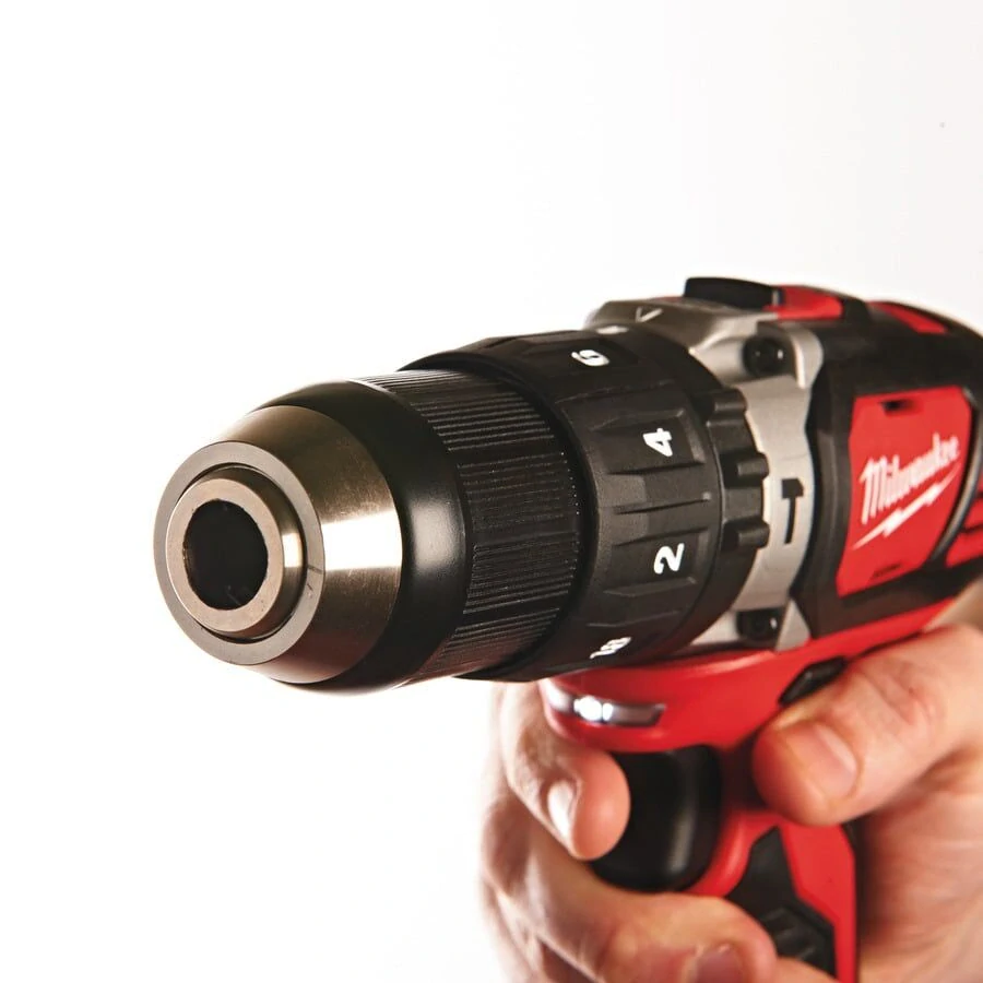 Milwaukee M18 BPD-402C aku příklepová vrtačka 2x 4,0 Ah