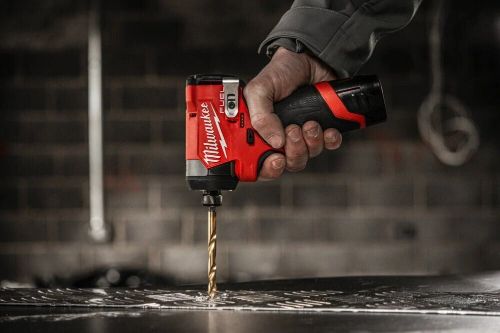 Milwaukee M12FID2-202X FUEL™ 1/4" Hex aku rázový utahovák 2× 2,0 Ah