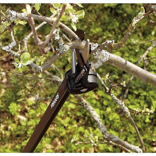 Nůžky zahradní univerzální prodloužené Fiskars UP84 (1001557)