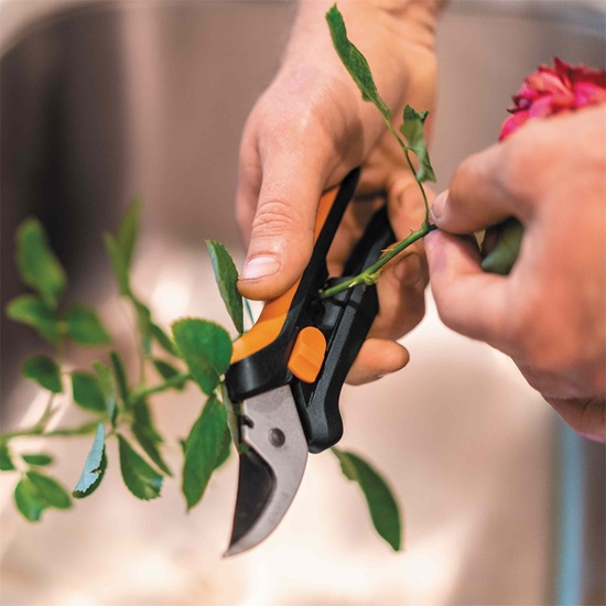 Dvoubřitové floristické, prostříhávací nůžky na květiny Fiskars Solid™ SP141 (1051601)