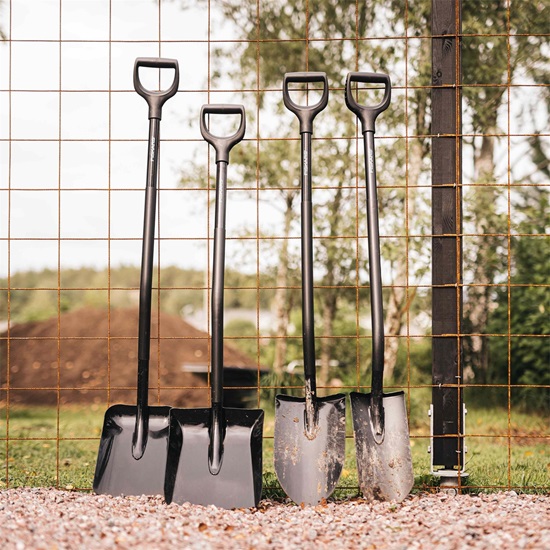 Rýč Fiskars ErgonomicTM Pro - drenážní, černý (1066709)