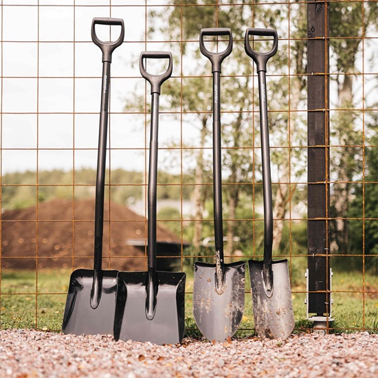 Lopata Fiskars ErgonomicTM Pro - na beton černá (1066713), 