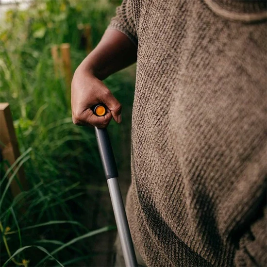 Hrábě na půdu se zahnutou násadou Fiskars Ergonomic™ (1077112)