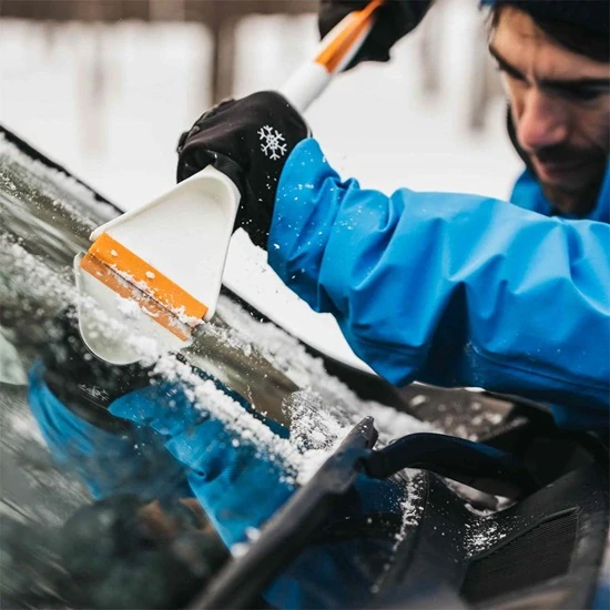 Škrabka na led se smetáčkem do auta Fiskars SnowXpert™ (1019352)